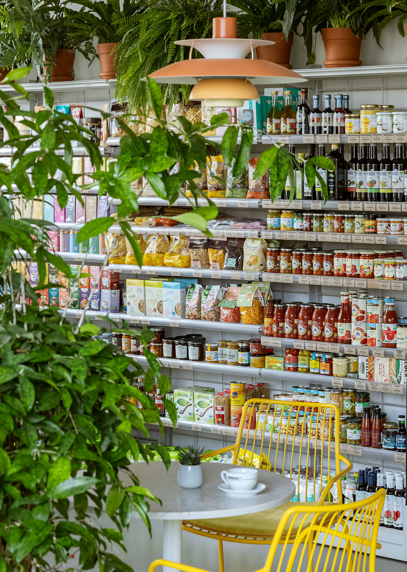 A photo of the interior of Wiele Dobrego Bistro, showing the store section.