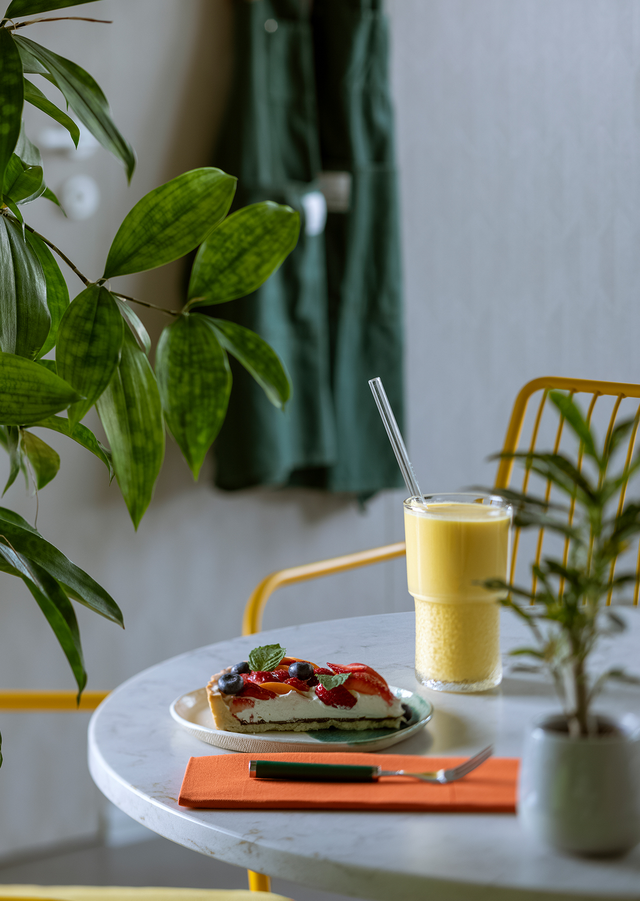 Cake and mango smoothie at Wiele Dobrego.